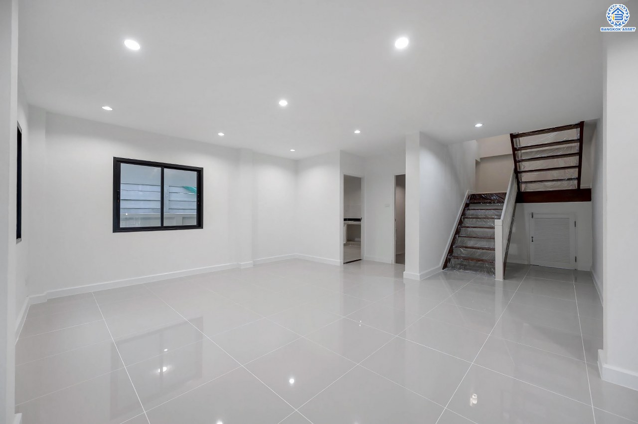 บ้านมือสองตกแต่งใหม่ โครงการ ณัฐชากรีนวิลล์ ปิ่นเกล้า-กาญจนาฯ บนเนื้อที่ 57.70 ตร.ว. ฟังก์ชัน 3 ห้องนอน 2 ห้องน้ำ จอดรถได้ 2 คัน บนทำเลศักยภาพ ใกล้เซ็นทรัลเวสต์เกต ทางด่วน "ศรีรัช" รถไฟฟ้าสายสีม่วง "สถานีตลาดบางใหญ่"